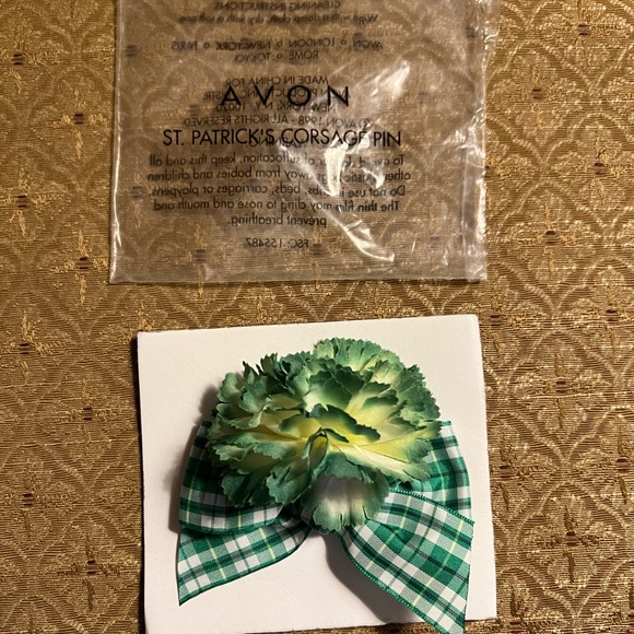 New Avon St. Patrick’s Day carnation corsage pin - Picture 1 of 2